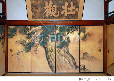 京都　仁和寺　御所　白書院　白書院の襖絵と扁額 129224915