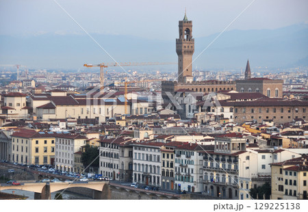 イタリア　フィレンチェ　ミケランジェロ広場から望むアルノ川の右岸の風景 129225138