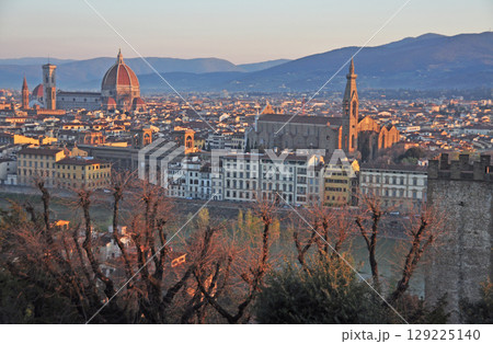 イタリア フィレンチェ ミケランジェロ広場から望むアルノ川の右岸の風景 イタリア フィレンチェ ミケランジェロ広場から望むアルノ川の右岸の風景 129225140