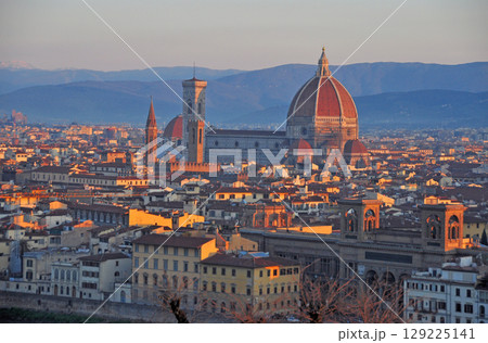 イタリア　フィレンチェ　ミケランジェロ広場から望むアルノ川の右岸の風景 129225141