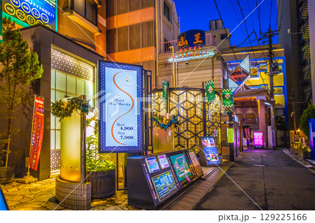 日本の東京都市景観 鶯谷駅前のホテル街などを望む 129225166