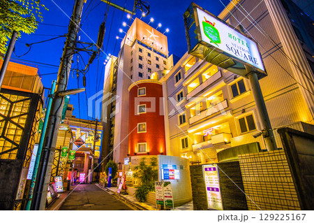 日本の東京都市景観 鶯谷駅前のホテル街などを望む 日本の東京都市景観 鶯谷駅前のホテル街などを望む 129225167