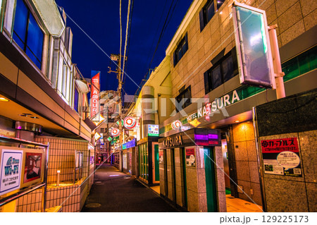 日本の東京都市景観 鶯谷駅前のホテル街などを望む 日本の東京都市景観 鶯谷駅前のホテル街などを望む 129225173
