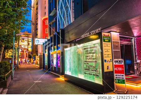 日本の東京都市景観 鶯谷駅前のホテル街などを望む 日本の東京都市景観 鶯谷駅前のホテル街などを望む 129225174