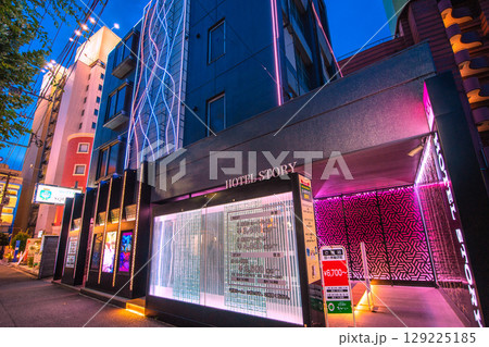 日本の東京都市景観 鶯谷駅前のホテル街などを望む 129225185