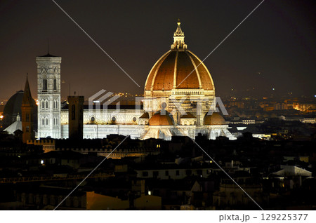 イタリア　フィレンチェ　ミケランジェロ広場から望むアルノ川の右岸の風景 129225377
