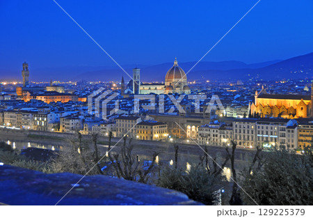 イタリア　フィレンチェ　ミケランジェロ広場から望むアルノ川の右岸の風景 129225379
