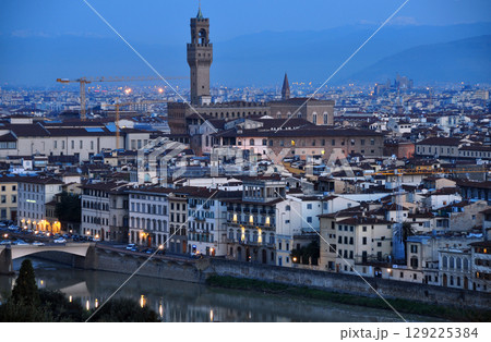 イタリア　フィレンチェ　ミケランジェロ広場から望むアルノ川の右岸の風景 129225384