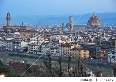 イタリア　フィレンチェ　ミケランジェロ広場から望むアルノ川の右岸の風景 129225385