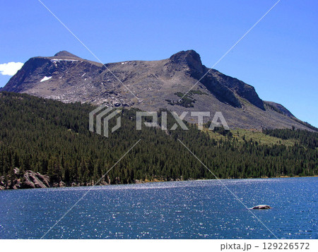 アメリカ合衆国　カリフォルニア州　シエラ・ネバダ山脈　エレリー湖 129226572