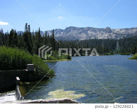 アメリカ合衆国　カリフォルニア州　マンモス・レイクス　メアリーレイク湖岸からクリスタル・クラッグを望 129226821
