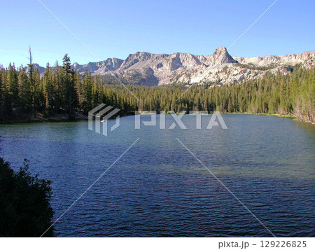 アメリカ合衆国 カリフォルニア州 マンモス・レイクス メアリーレイク湖岸からクリスタル・クラッグを望 アメリカ合衆国 カリフォルニア州 マンモス・レイクス メアリーレイク湖岸からクリスタル・クラッグを望 129226825