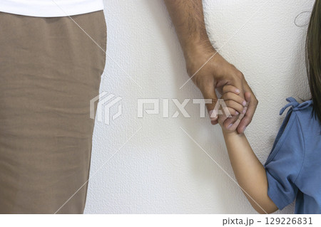 手を繋いだ男性と女の子(日本人) 手を繋いだ男性と女の子(日本人) 129226831
