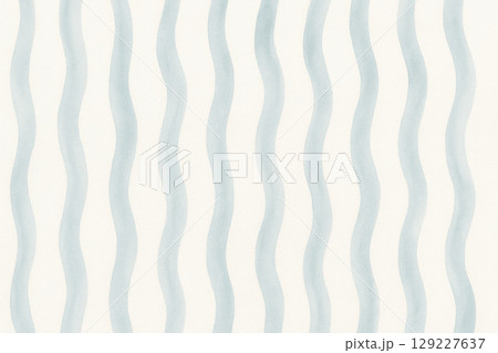 水色のゆらぎ模様ストライプ背景（水彩） 129227637