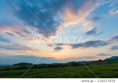 高原の夕暮れ（大分県竹田市久住高原） 129227819