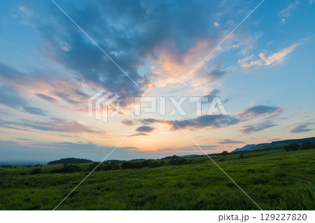 高原の夕暮れ（大分県竹田市久住高原） 129227820