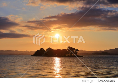 【島根県】宍道湖の嫁ヶ島と夕日 129228303