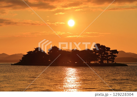 【島根県】宍道湖の嫁ヶ島と夕日 129228304