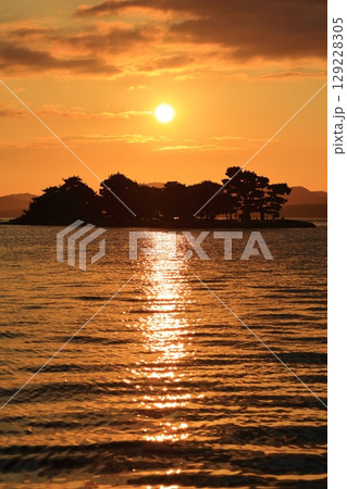 【島根県】宍道湖の嫁ヶ島と夕日 129228305