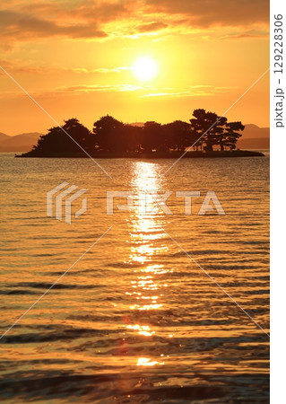 【島根県】宍道湖の嫁ヶ島と夕日 【島根県】宍道湖の嫁ヶ島と夕日 129228306