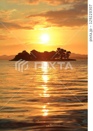 【島根県】宍道湖の嫁ヶ島と夕日 129228307