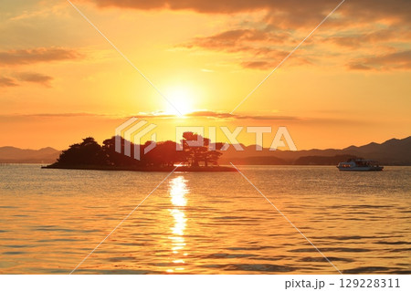 【島根県】宍道湖の嫁ヶ島と夕日 【島根県】宍道湖の嫁ヶ島と夕日 129228311
