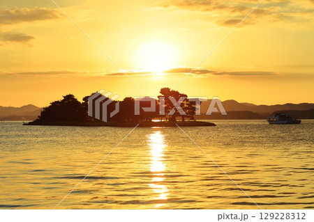 【島根県】宍道湖の嫁ヶ島と夕日 129228312