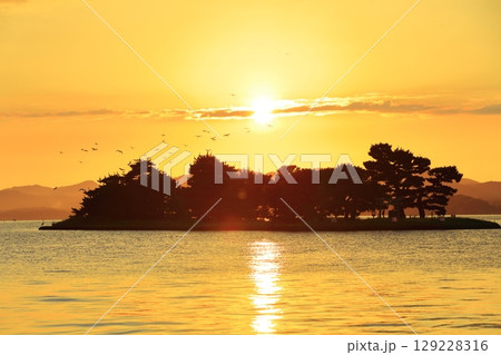 【島根県】宍道湖の嫁ヶ島と夕日 【島根県】宍道湖の嫁ヶ島と夕日 129228316