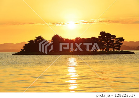 【島根県】宍道湖の嫁ヶ島と夕日 129228317
