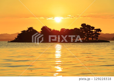 【島根県】宍道湖の嫁ヶ島と夕日 129228318
