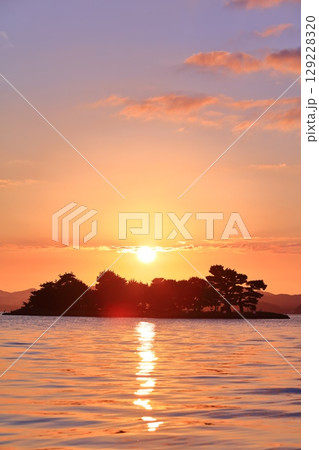 【島根県】宍道湖の嫁ヶ島と夕日 【島根県】宍道湖の嫁ヶ島と夕日 129228320