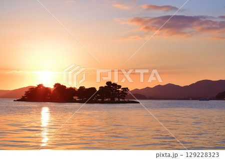 【島根県】宍道湖の嫁ヶ島と夕日 129228323
