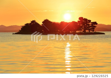 【島根県】宍道湖の嫁ヶ島と夕日 129228325