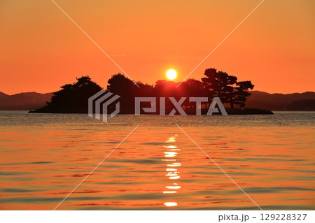 【島根県】宍道湖の嫁ヶ島と夕日 129228327