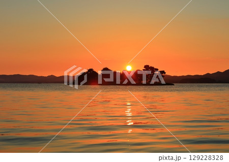 【島根県】宍道湖の嫁ヶ島と夕日 129228328