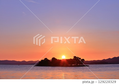 【島根県】宍道湖の嫁ヶ島と夕日 【島根県】宍道湖の嫁ヶ島と夕日 129228329
