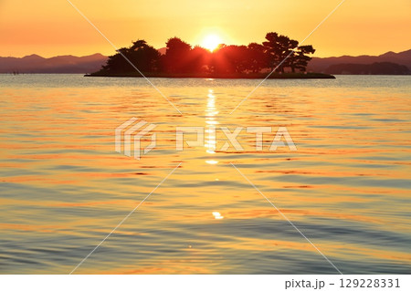【島根県】宍道湖の嫁ヶ島と夕日 129228331