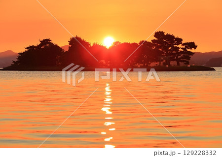 【島根県】宍道湖の嫁ヶ島と夕日 【島根県】宍道湖の嫁ヶ島と夕日 129228332