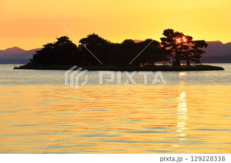 【島根県】宍道湖の嫁ヶ島と夕日 129228338