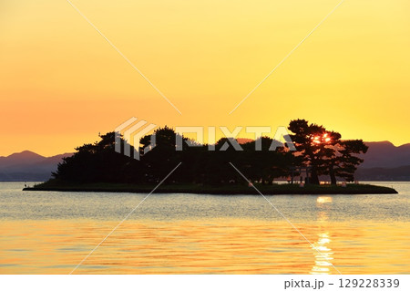 【島根県】宍道湖の嫁ヶ島と夕日 【島根県】宍道湖の嫁ヶ島と夕日 129228339