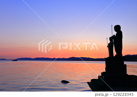 【島根県】夕焼けの宍道湖と袖師地蔵 129228343