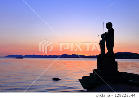 【島根県】夕焼けの宍道湖と袖師地蔵 129228344