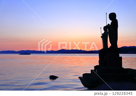【島根県】夕焼けの宍道湖と袖師地蔵 129228345