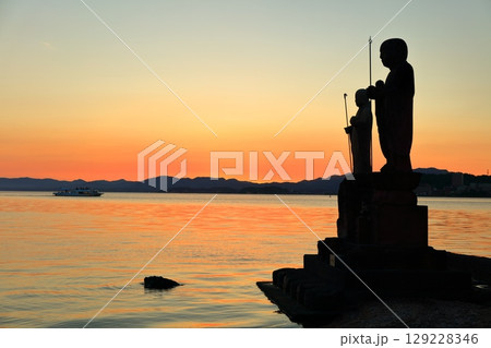 【島根県】夕焼けの宍道湖と袖師地蔵 【島根県】夕焼けの宍道湖と袖師地蔵 129228346