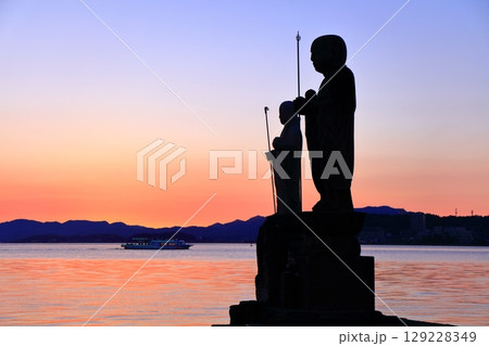 【島根県】夕焼けの宍道湖と袖師地蔵 【島根県】夕焼けの宍道湖と袖師地蔵 129228349