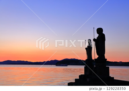 【島根県】夕焼けの宍道湖と袖師地蔵 129228350