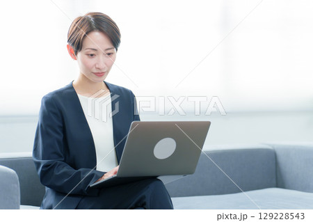 オフィスでパソコンを使うビジネスウーマン 129228543