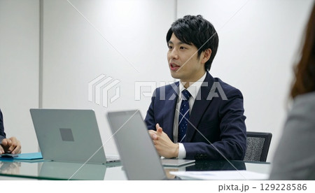会議中のビジネスパーソン 会議中のビジネスパーソン 129228586