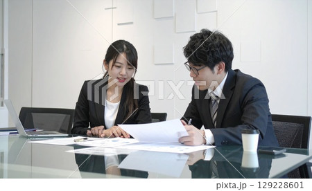 会議中のビジネスパーソン 129228601