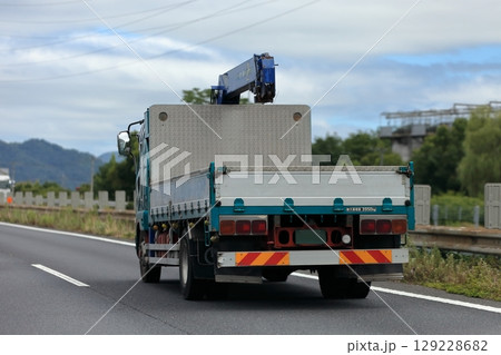 走行中のユニック車(トラッククレーン) 走行中のユニック車(トラッククレーン) 129228682
